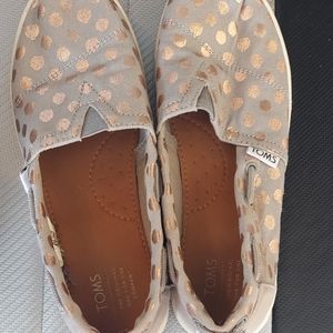 Youth girls Tom's slip ons size Y2